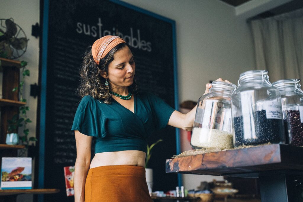 shopper in a packaging free shop to make sustainable shopping choices