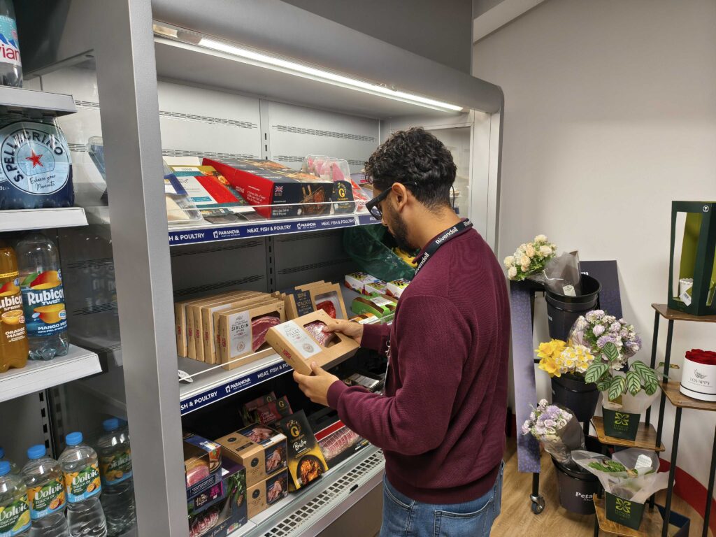 A researcher conducting in-store observation, illustrating how leading UK market research agencies capture subconscious consumer behaviour.