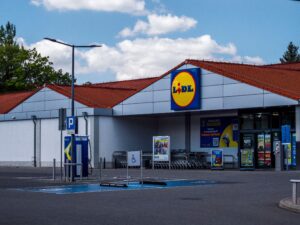 The exterior of a Lidl supermarket store, representing discounter growth and the behavioural science behind brand imitation.